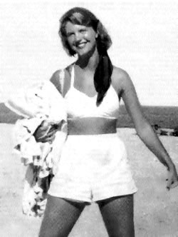 Sylvia Plath, na praia, em Agosto de 1952.  um detalhe da foto em que aparece com a colega e amiga Joan Cantor, tirada em Nauset Beach, Cape Cod, Massachusetts