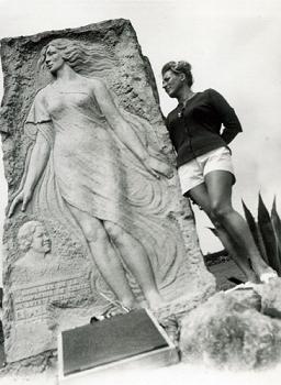 Monumento a Alfonsina Storni, com uma visitante (Marisa Corsini), 1965 - foto de www.corsini.org/albumdefamille.htm