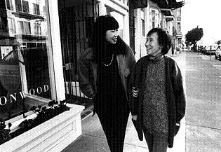 Amy Tan and her mother Daisy, at home in San Francisco = PEOPLE Weekly, 1989